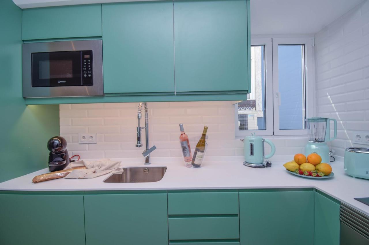 Central & Stylish 2 Bedroom Apartment W/ Balcony カスカイス エクステリア 写真